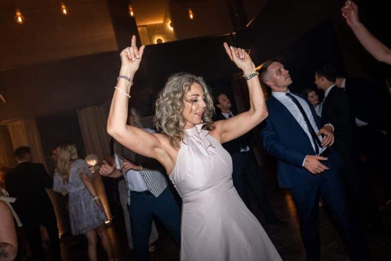 08031-florian-knusper-hochzeitsfotograf-wuerzburg-tanzende-gaeste-Villa Oriental