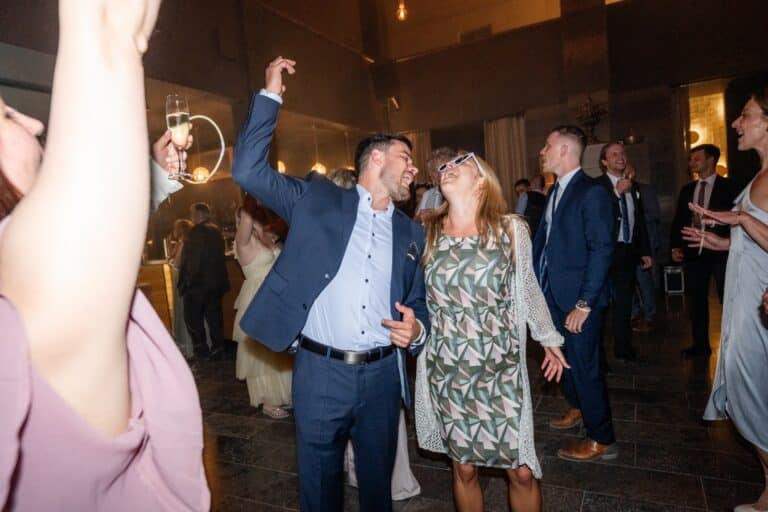 08057-florian-knusper-hochzeitsfotograf-wuerzburg-gaeste-auf-der-tanzflaeche-Villa Oriental