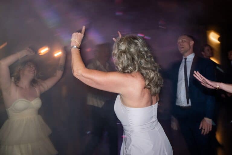 08081-florian-knusper-hochzeitsfotograf-wuerzburg-tanzende-gaeste-Villa Oriental