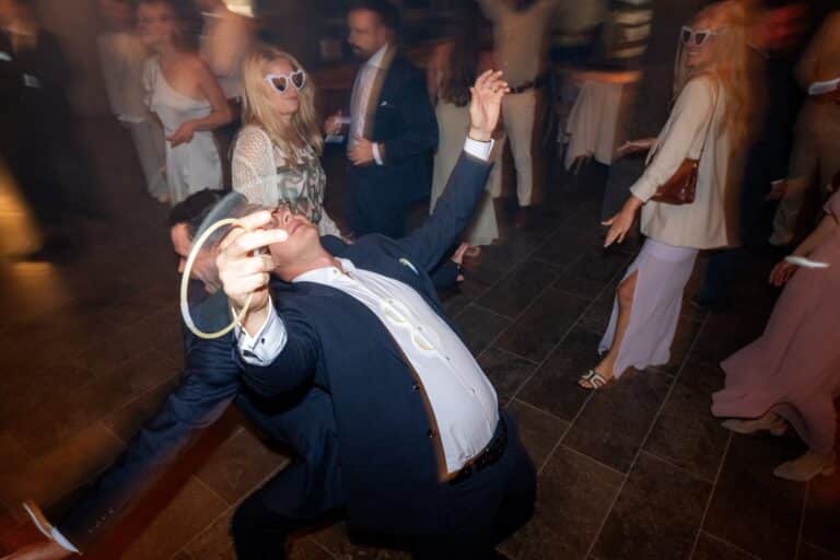 08096-florian-knusper-hochzeitsfotograf-wuerzburg-tanzende-gaeste-im-festsaal-Villa Oriental