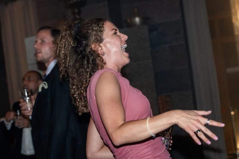 08386-florian-knusper-hochzeitsfotograf-wuerzburg-tanzende-gaeste-feier-stimmung-Villa Oriental