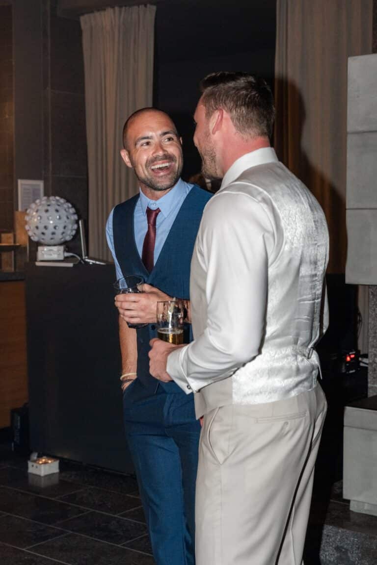 08430-florian-knusper-hochzeitsfotograf-wuerzburg-gaeste-im-gespraech-Villa Oriental