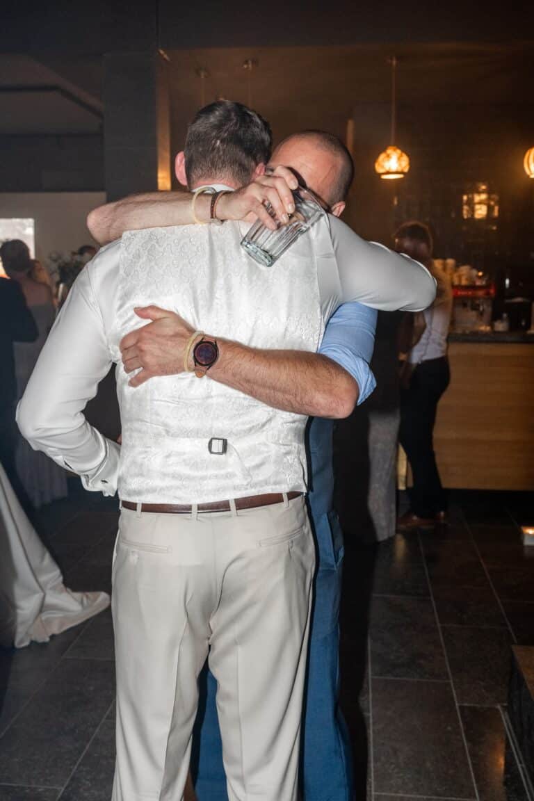 08455-florian-knusper-hochzeitsfotograf-wuerzburg-umarmung-am-empfang-Villa Oriental