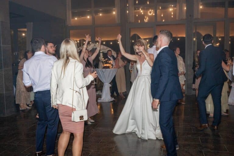 08490-florian-knusper-hochzeitsfotograf-wuerzburg-brautpaar-und-gaeste-am-tanzen-Villa Oriental