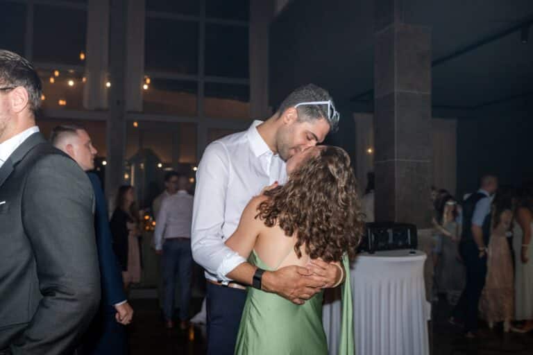 08509-florian-knusper-hochzeitsfotograf-wuerzburg-paar-tanzend-im-saal-Villa Oriental