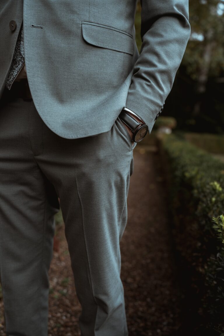 1-florian-knusper-hochzeitsfotograf-wuerzburg-anzug-im-garten-00151_-Schloss Zeilitzheim