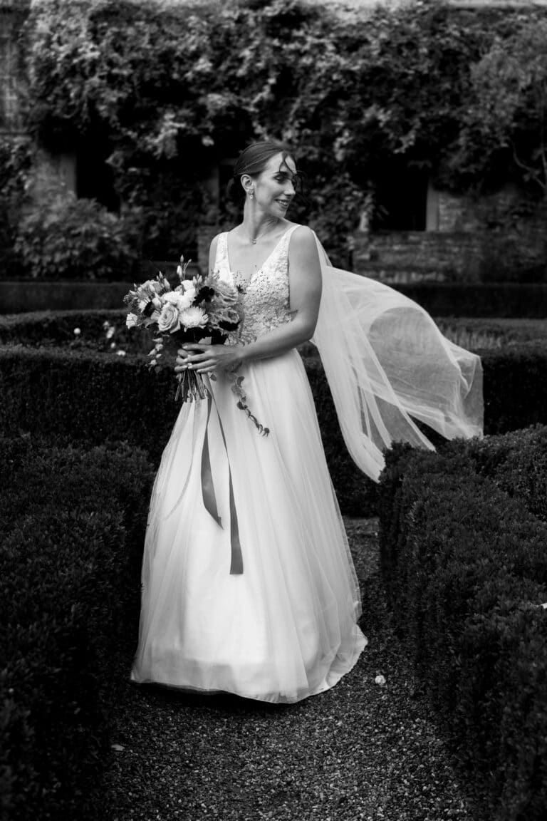 1-florian-knusper-hochzeitsfotograf-wuerzburg-braut-im-garten-00714-2_-Schloss Zeilitzheim
