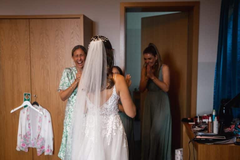 1-florian-knusper-hochzeitsfotograf-wuerzburg-braut-mit-freundinnen-00004_-Vogelsburg Volkach