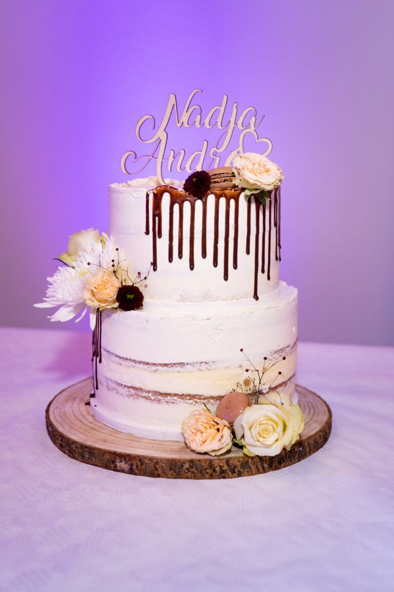 1-florian-knusper-hochzeitsfotograf-wuerzburg-hochzeitstorte-mit-blumen-03309_-Schloss Zeilitzheim