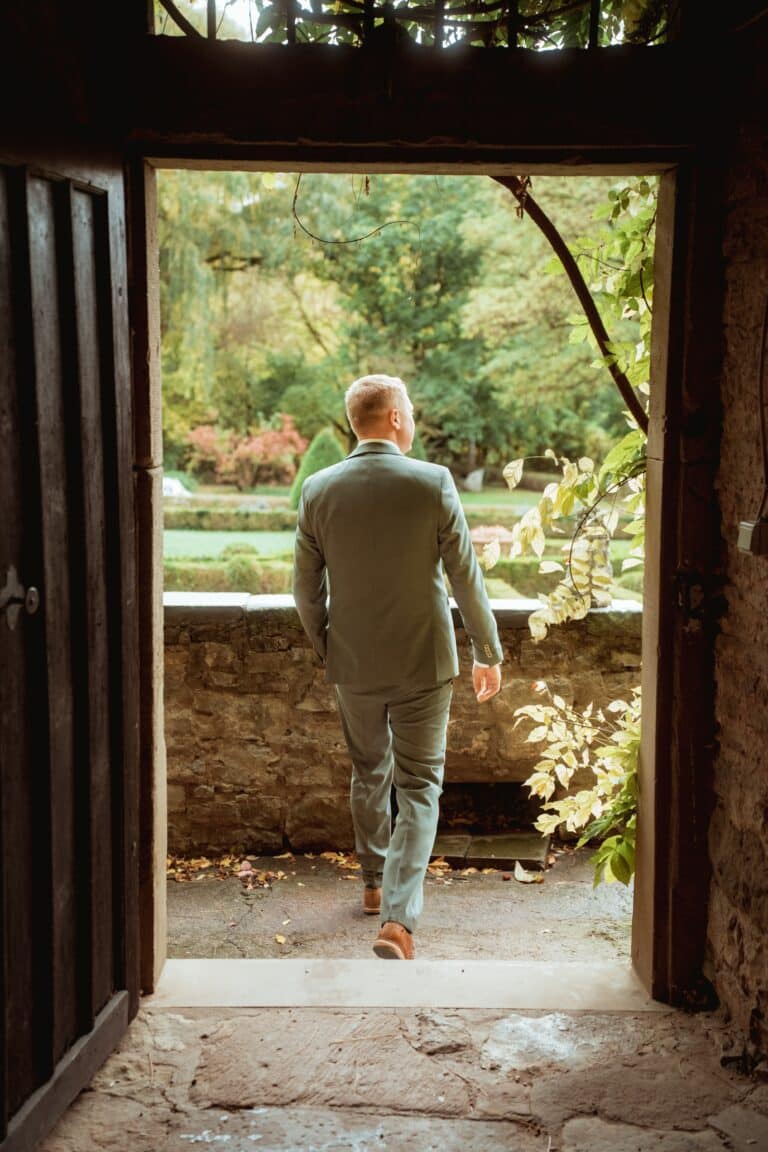 1-florian-knusper-hochzeitsfotograf-wuerzburg-mann-im-garten-00059_-Schloss Zeilitzheim