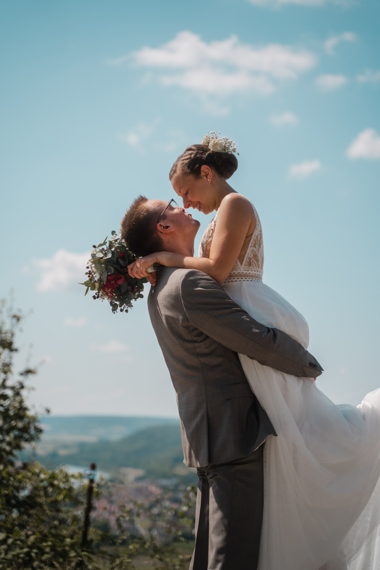 hochzeitsfotograf würzburg luxuriös luxurious elegant fine art glamour sommerhochzeit-hochzeit-würzburg-hochzeitsportrait-hochzeitsfotografie-hochzeitsfotograf-emotionales-portrait-authentische-Hochzeitsbilder-paarshooting-Hochzeitsfotograf-hochzeitsreportage-wurzburg-portrait-business_