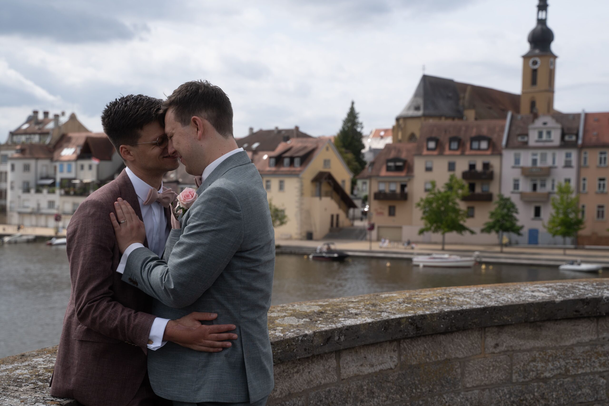 Hochzeitspaar kopf aneinander gay schwul paar liebe