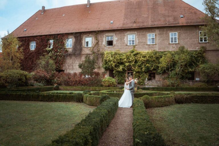 Hochzeit Schloss Zeilitzheim Freie Trauung Hochzeitsfotograf Würzburg Florian Knusper First Look Fotoshooting Fotograf für LGBTQ Hochzeit