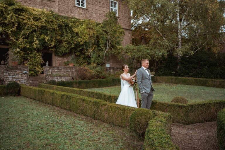 Hochzeit Schloss Zeilitzheim Freie Trauung Hochzeitsfotograf Würzburg Florian Knusper First Look Fotoshooting Fotograf für LGBTQ Hochzeit