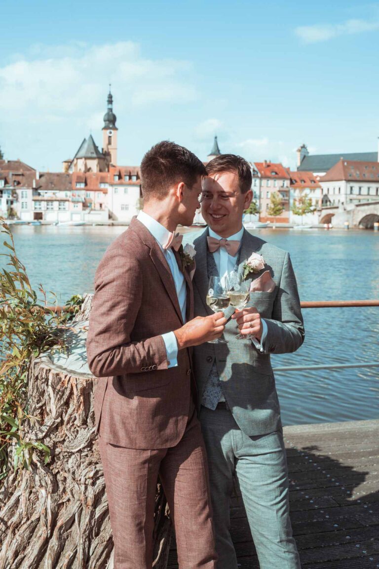 Hochzeit Stadtbalkon Kitzingen Freie Trauung Gleichgeschlechtliche Ehe LGBTQ Hochzeitsfotograf Würzburg Florian Knusper First Look Fotoshooting