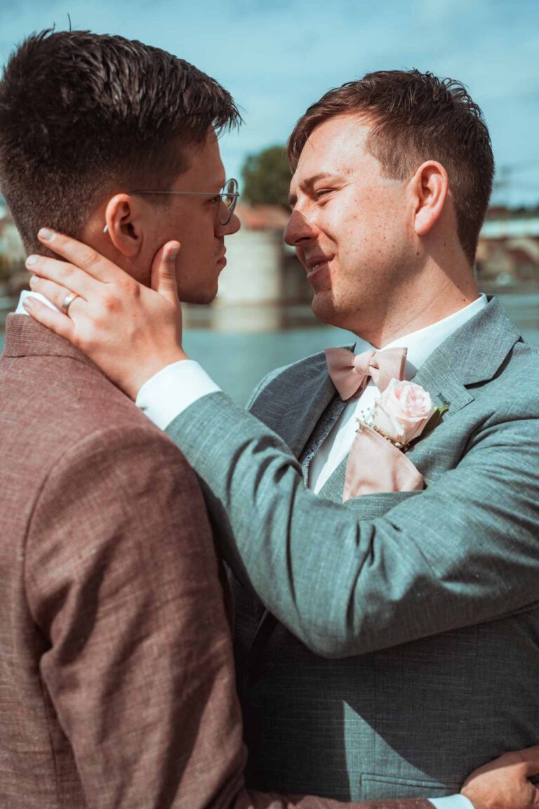 Hochzeit Stadtbalkon Kitzingen Freie Trauung Gleichgeschlechtliche Ehe LGBTQ Hochzeitsfotograf Würzburg Florian Knusper First Look Fotoshooting