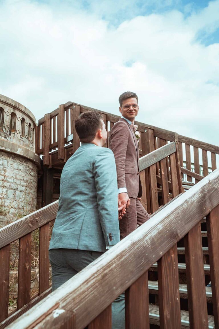 Hochzeit Stadtbalkon Kitzingen Freie Trauung Gleichgeschlechtliche Ehe LGBTQ Hochzeitsfotograf Würzburg Florian Knusper First Look Fotoshooting