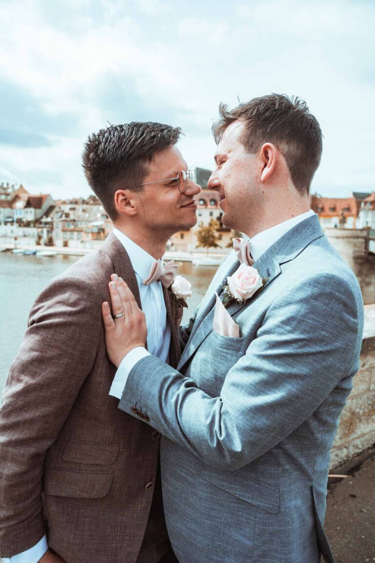 Hochzeit Stadtbalkon Kitzingen Freie Trauung Gleichgeschlechtliche Ehe LGBTQ Hochzeitsfotograf Würzburg Florian Knusper First Look Fotoshooting