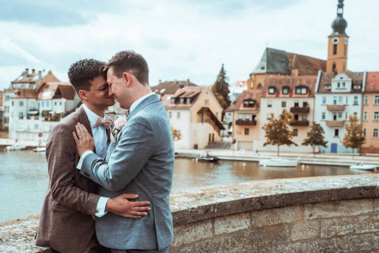 Hochzeit Stadtbalkon Kitzingen Freie Trauung Gleichgeschlechtliche Ehe LGBTQ Hochzeitsfotograf Würzburg Florian Knusper First Look Fotoshooting