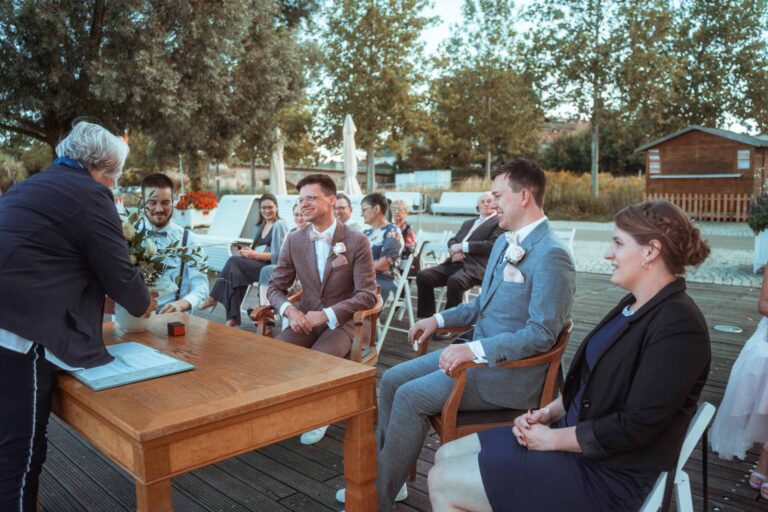 Hochzeit Stadtbalkon Kitzingen Freie Trauung Gleichgeschlechtliche Ehe LGBTQ Hochzeitsfotograf Würzburg Florian Knusper First Look Fotoshooting