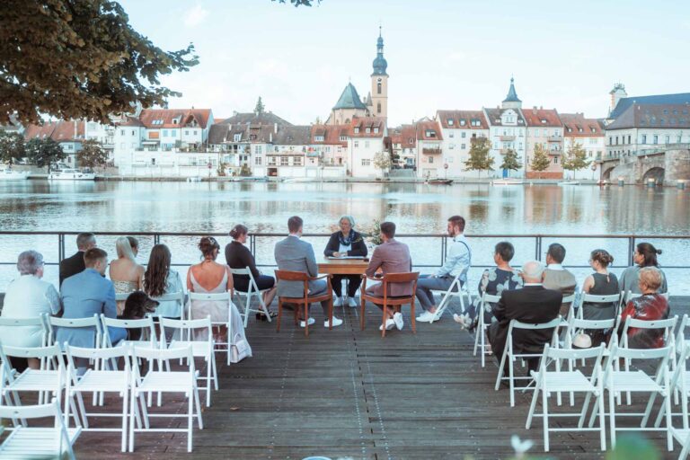 Hochzeit Stadtbalkon Kitzingen Freie Trauung Gleichgeschlechtliche Ehe LGBTQ Hochzeitsfotograf Würzburg Florian Knusper First Look Fotoshooting