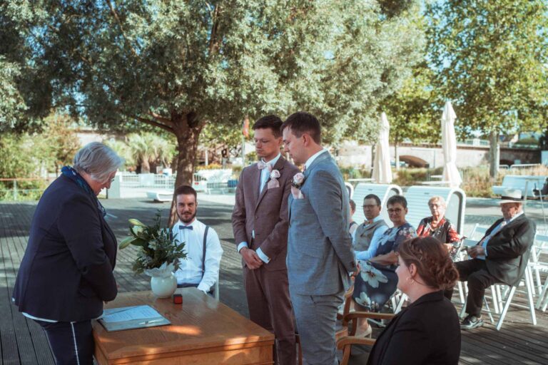 Hochzeit Stadtbalkon Kitzingen Freie Trauung Gleichgeschlechtliche Ehe LGBTQ Hochzeitsfotograf Würzburg Florian Knusper First Look Fotoshooting