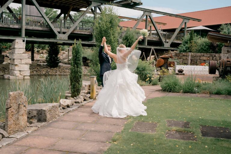 Hochzeit Brückenbaron Freie Trauung Hochzeitsfotograf Würzburg Florian Knusper First Look Fotoshooting