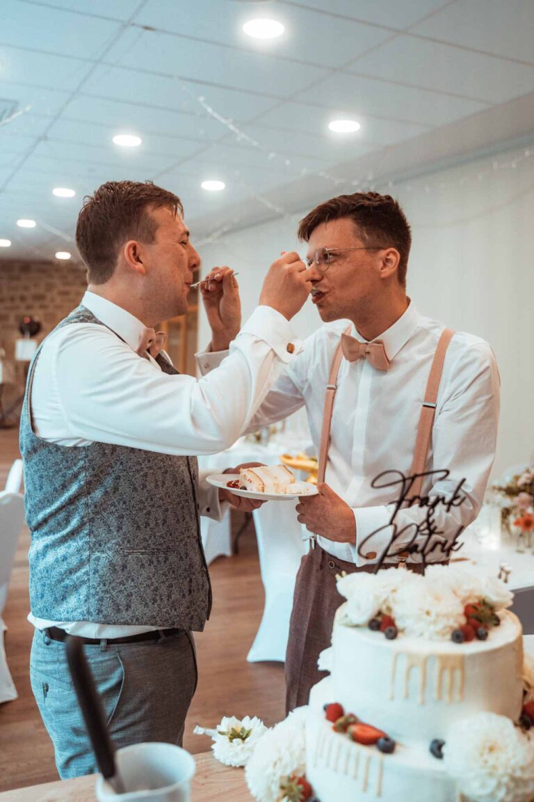 Hochzeit Gut Wöllried Freie Trauung Gleichgeschlechtliche Ehe LGBTQ Hochzeitsfotograf Würzburg Florian Knusper First Look Fotoshooting