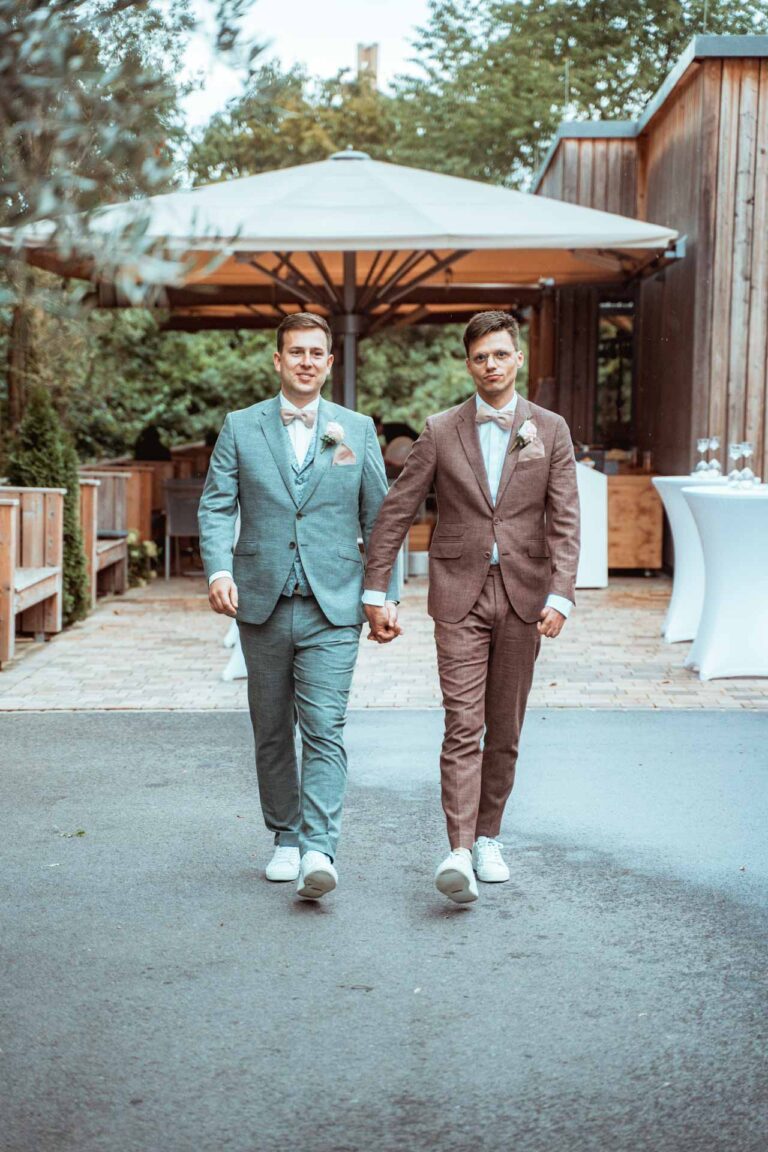 Hochzeit Gut Wöllried Freie Trauung Gleichgeschlechtliche Ehe LGBTQ Hochzeitsfotograf Würzburg Florian Knusper First Look Fotoshooting