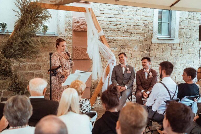 Hochzeit Gut Wöllried Freie Trauung Gleichgeschlechtliche Ehe LGBTQ Hochzeitsfotograf Würzburg Florian Knusper First Look Fotoshooting