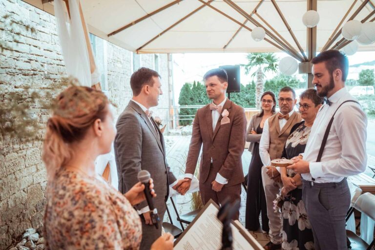 Hochzeit Gut Wöllried Freie Trauung Gleichgeschlechtliche Ehe LGBTQ Hochzeitsfotograf Würzburg Florian Knusper First Look Fotoshooting