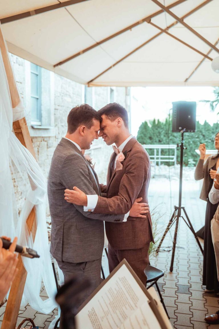 Hochzeit Gut Wöllried Freie Trauung Gleichgeschlechtliche Ehe LGBTQ Hochzeitsfotograf Würzburg Florian Knusper First Look Fotoshooting