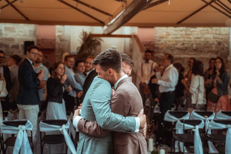 Hochzeit Gut Wöllried Freie Trauung Gleichgeschlechtliche Ehe LGBTQ Hochzeitsfotograf Würzburg Florian Knusper First Look Fotoshooting