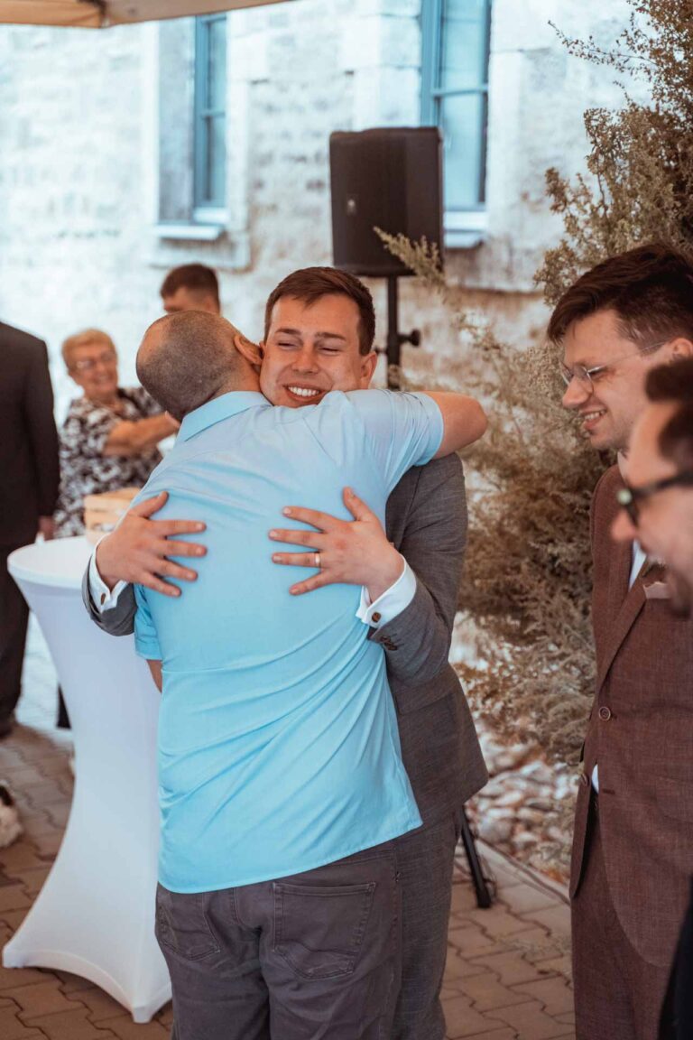 Hochzeit Gut Wöllried Freie Trauung Gleichgeschlechtliche Ehe LGBTQ Hochzeitsfotograf Würzburg Florian Knusper First Look Fotoshooting