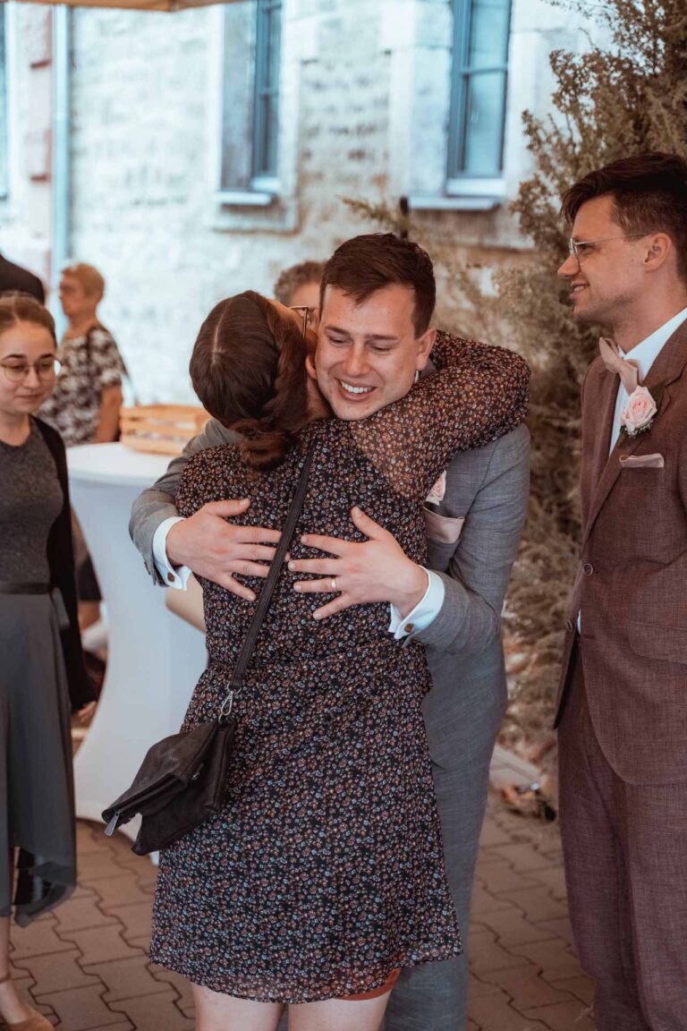 Hochzeit Gut Wöllried Freie Trauung Gleichgeschlechtliche Ehe LGBTQ Hochzeitsfotograf Würzburg Florian Knusper First Look Fotoshooting