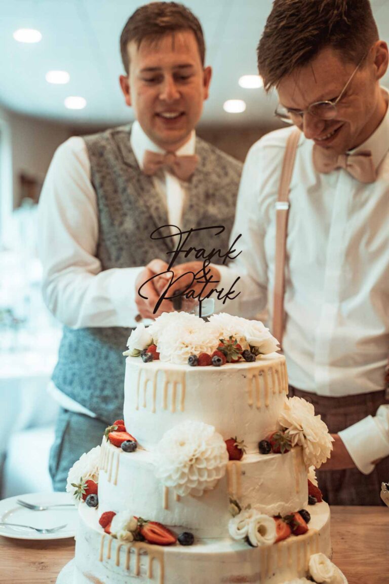 Hochzeit Gut Wöllried Freie Trauung Gleichgeschlechtliche Ehe LGBTQ Hochzeitsfotograf Würzburg Florian Knusper First Look Fotoshooting