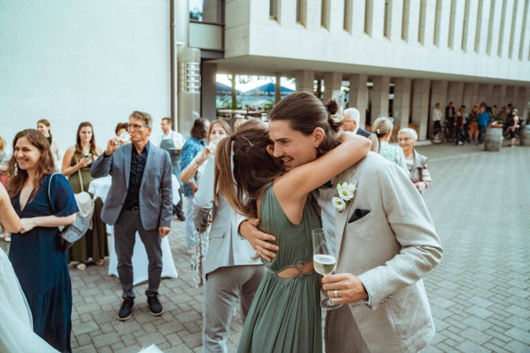 Hochzeit Vogelsburg Volkach Freie Trauung Hochzeitsfotograf Würzburg Florian Knusper First Look Fotoshooting Fotograf für LGBTQ Hochzeit