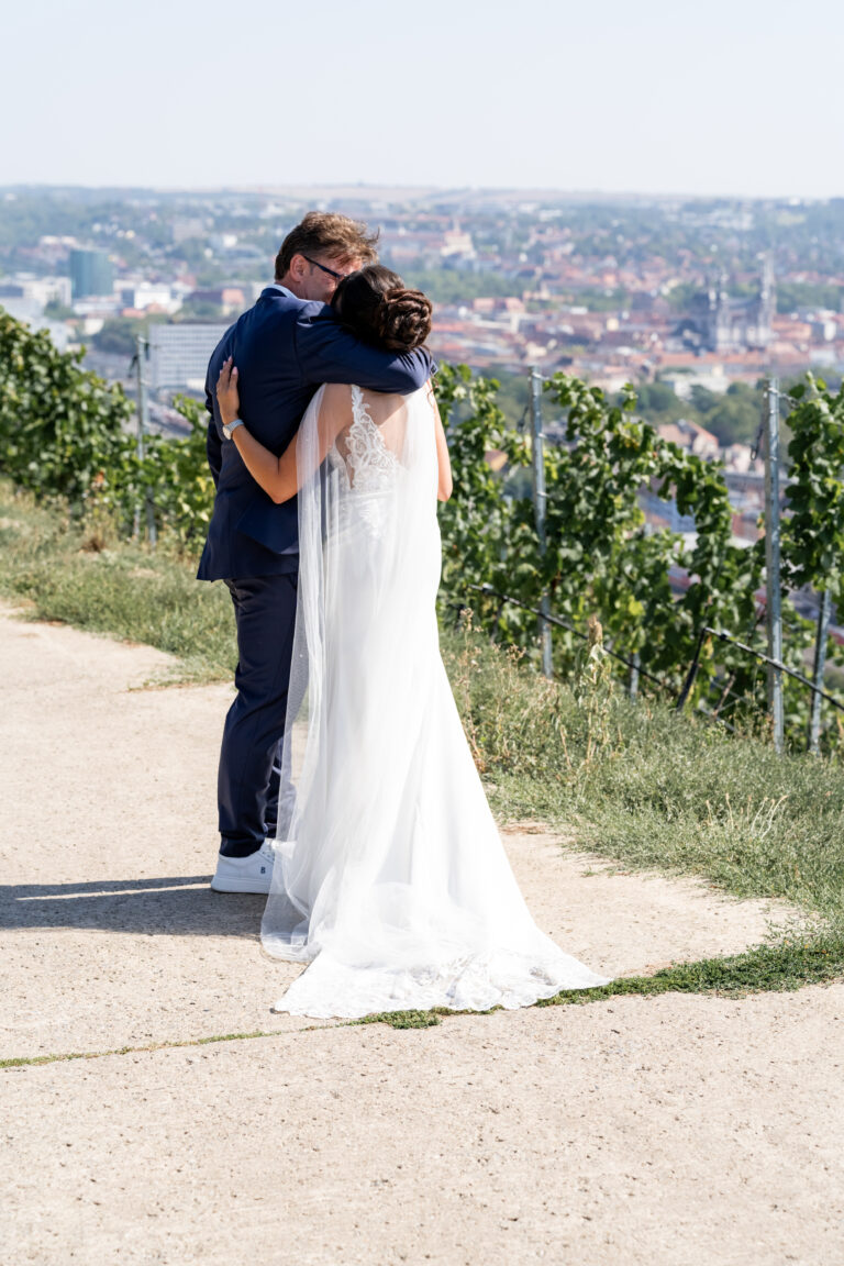 Wedding Photographer english speaking Hochzeit Freie Trauung Hochzeitsfotograf Steinburg Würzburg Florian Knusper First Look Fotoshooting_43