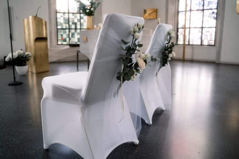 54321-00003-florian-knusper-hochzeitsfotograf-wuerzburg-deko-stuehle-mit-blumen-Vogelsburg Volkach