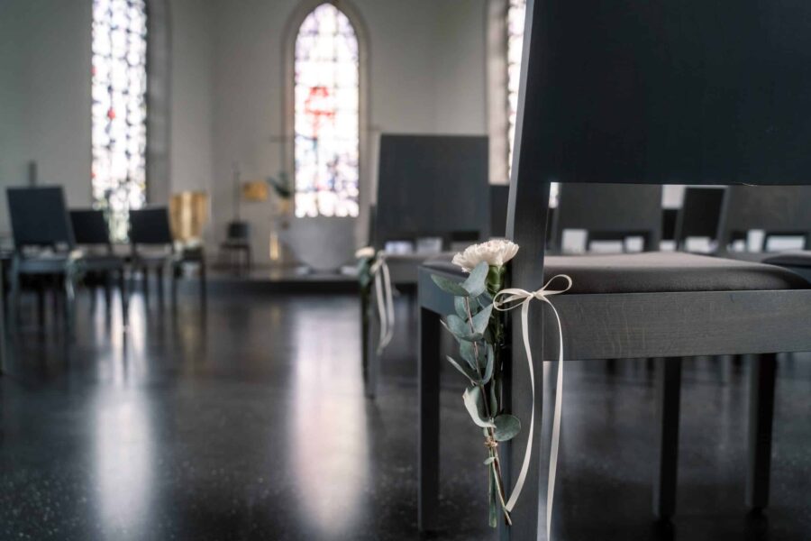 Kirchendekoration mit Blumen und Schleifen