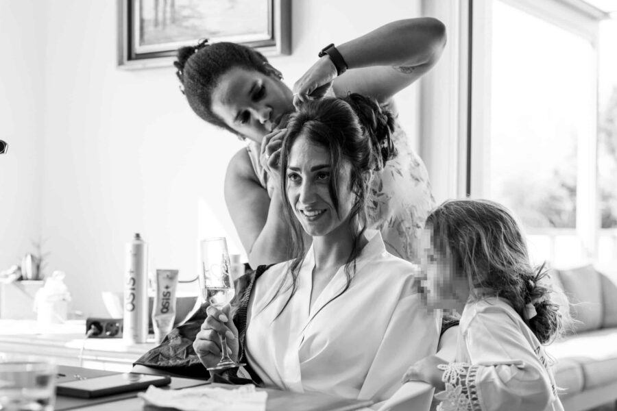 Braut beim Frisieren vor der Hochzeit