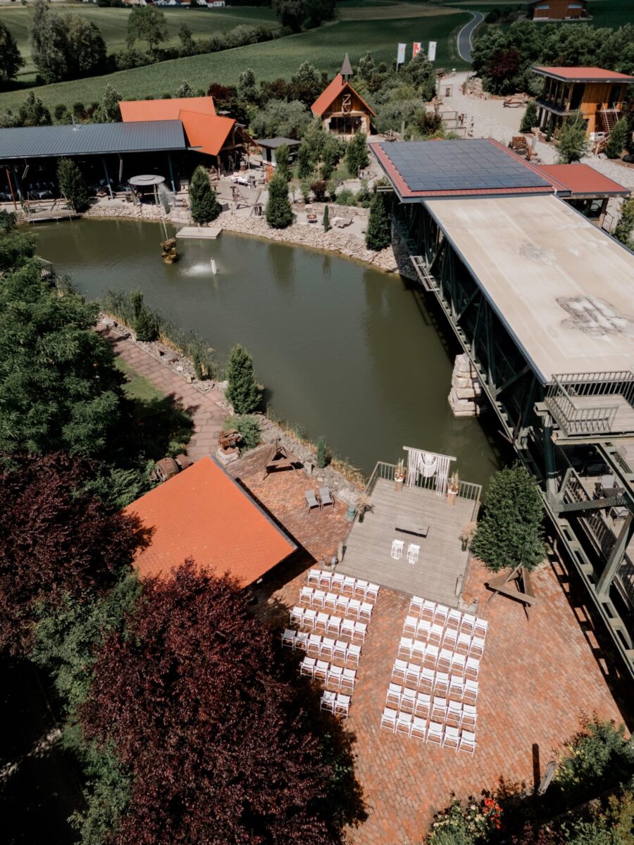 Hochzeitslocation mit Seeterrasse und Stühlen im Freien