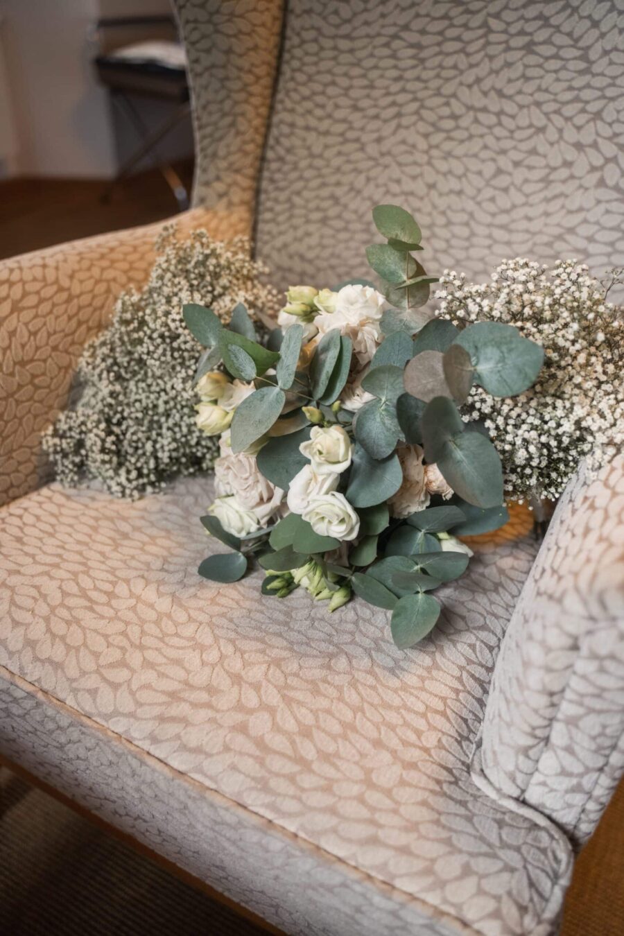 Brautstrauß auf Sessel mit weißem Schleierdekor