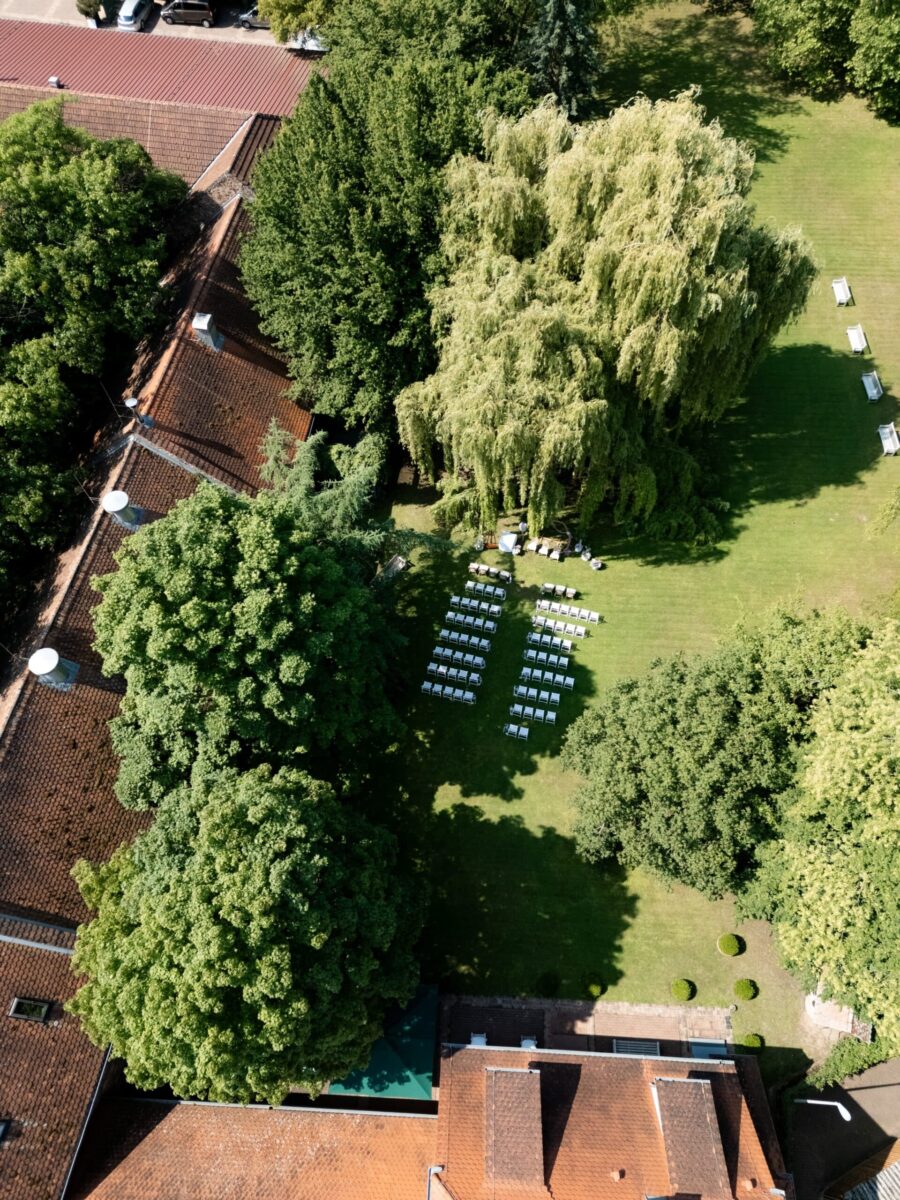 Stuhlreihen für Trauung im Garten, Hofgut Hünersdorff