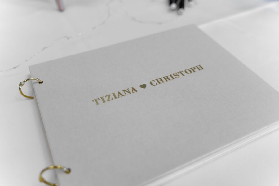 Hochzeitsgästebuch mit goldener Schrift.