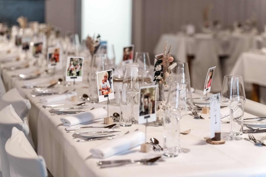 Festlich gedeckte Hochzeitstafel mit Fotos und Dekoration