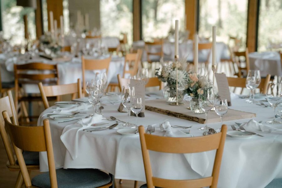 Elegante Hochzeitstafel im festlich dekorierten Saal