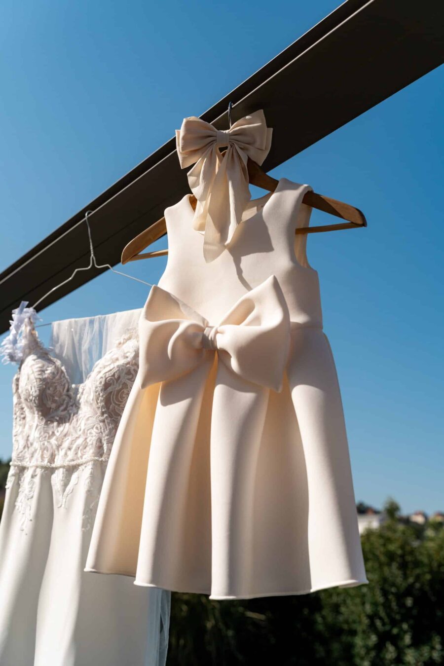 Brautkleid und Kinderkleid mit großer Schleife
