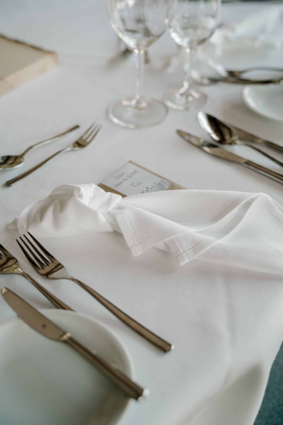 Hochzeitsgedeck mit Serviette und Besteck