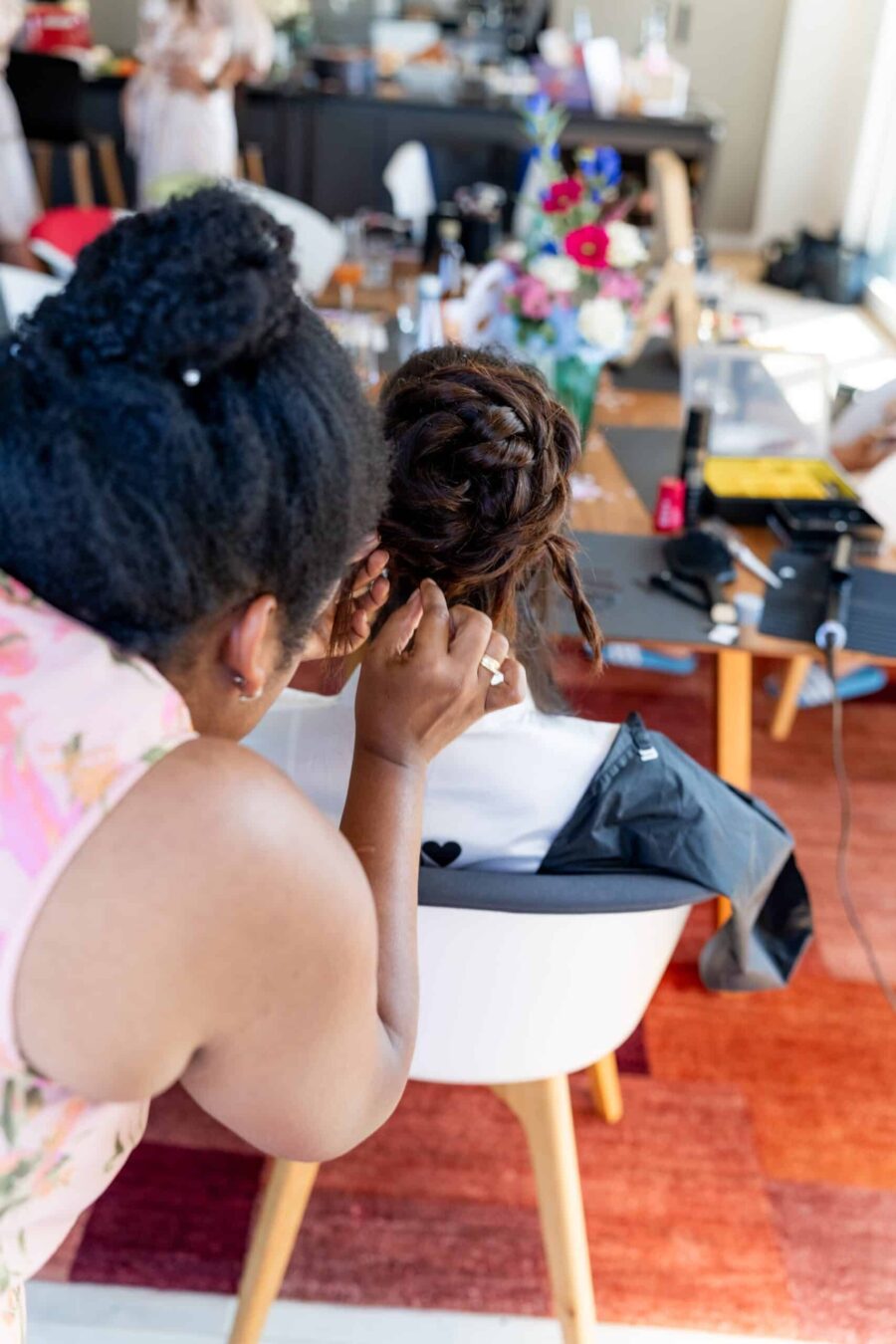 Brautfrisur wird vorbereitet im modernen Hochzeitsambiente